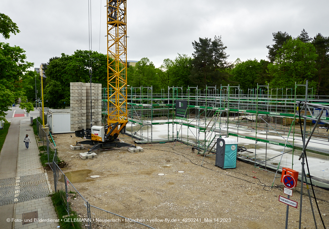 14.05.2023 - Ein Kran für die Baustelle Haus für Kinder in Neuperlach